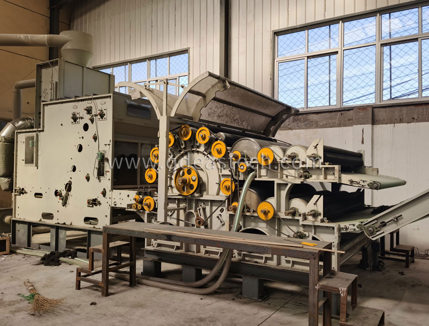 Single cylinder double doffer carding machine